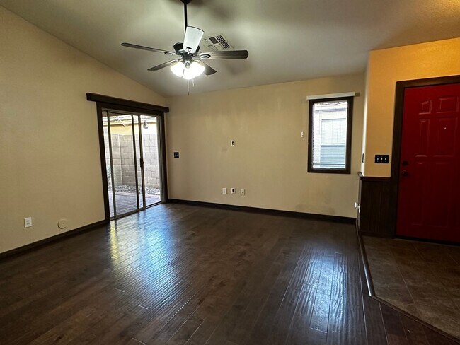 Foto del edificio - 3 Bedroom 2 Bath Single Level Home In Mari...