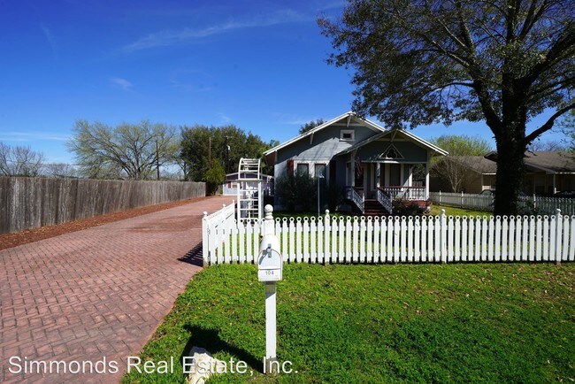 Building Photo - 3 br, 2 bath House - 104 Elm Street