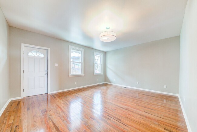 Foto del edificio - Available JULY 2026  - RENOVATED 3 Bedroom Home w/ Garage, City Views + MORE!