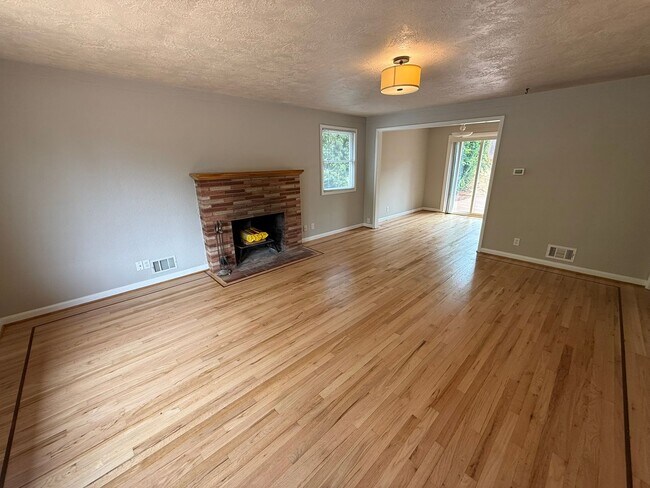 Foto del edificio - Beautiful Four Bedroom Home in South Salem with Large Backyard and New Paver Patio!
