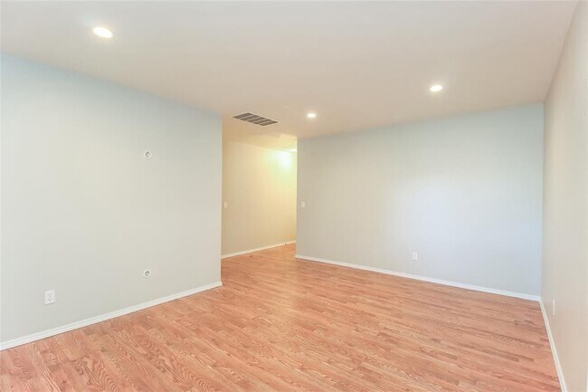 Foto del edificio - 1111 E Willow Pl