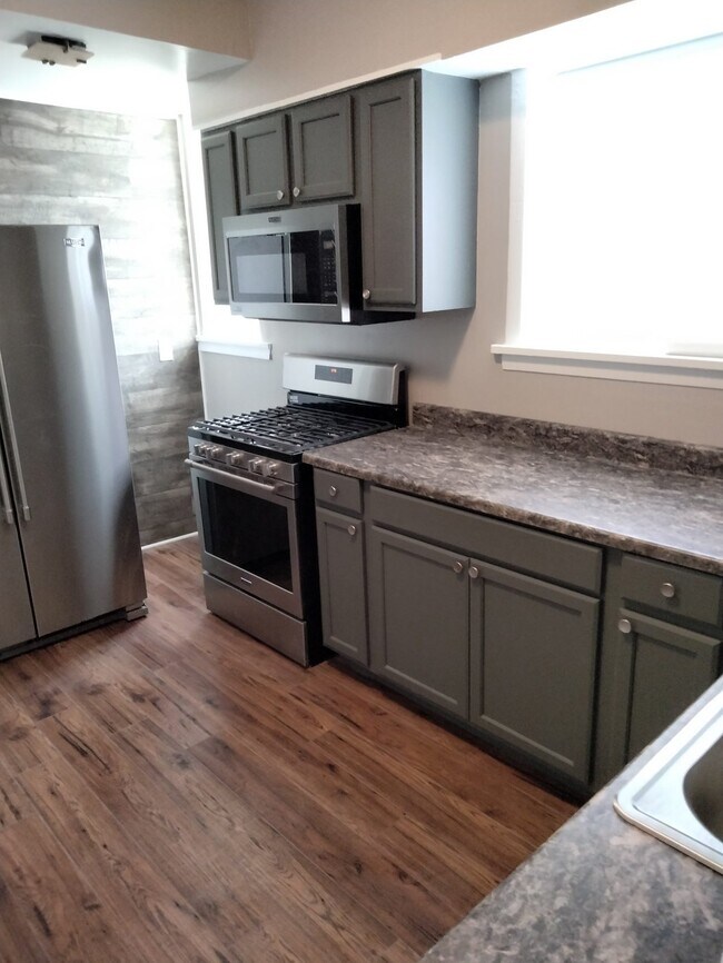 Granit Countertop & New SS Appliances - 1623 N Lotus Ave