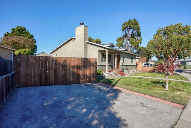Foto del edificio - 3BR/1BA North Shoreview Home with Yard & Redwood Deck | Near Caltrain | YouTube Tour