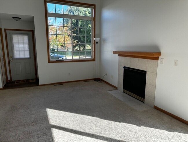 Building Photo - Light-Bright Corner Unit Townhome with Pri...