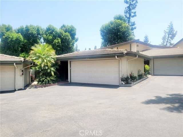 Primary Photo - 2425 E Curtis Ct