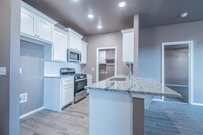 Building Photo - 1620 Highland Loop