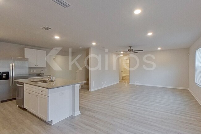 Foto del edificio - 345 Monarch Ln