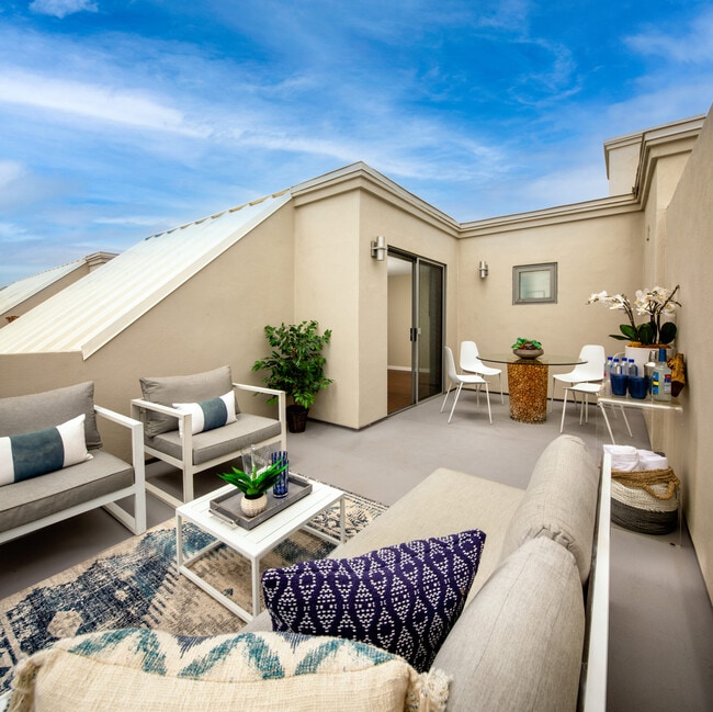 Building Photo - Residences on Third Street Promenade