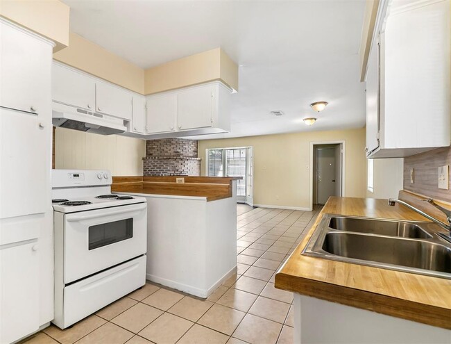 Foto del edificio - 6323 Oakham St