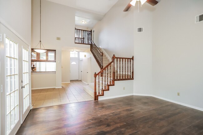 Building Photo - 6713 Queensclub Dr