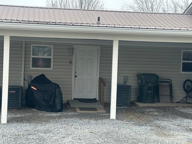 Apartamentos traseros - 160 Kathy Ave