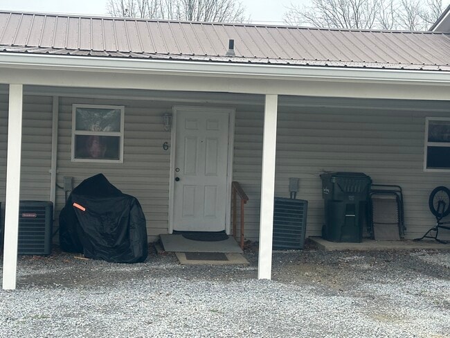 Back Apartments - 160 Kathy Ave