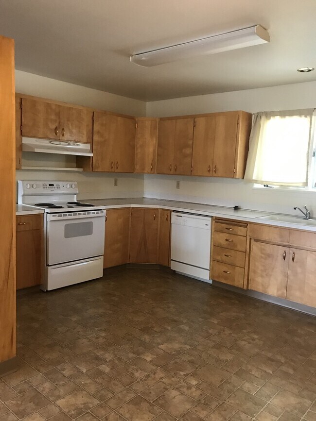 Foto del edificio - Spacious 3-Bedroom, 4 Plex – Pet Friendly