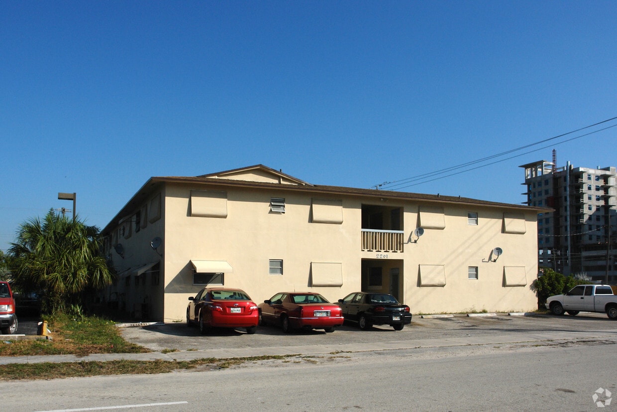 Primary Photo - 2201 Van Buren St