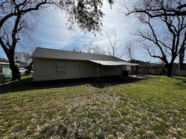 Foto del edificio - 5727 Doolittle Blvd