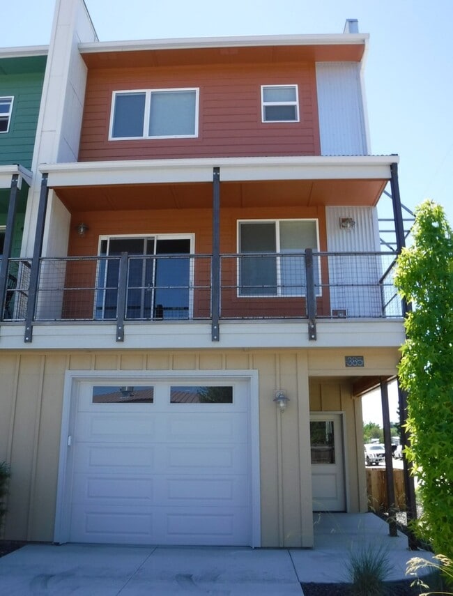 Building Photo - 385 E 41st St