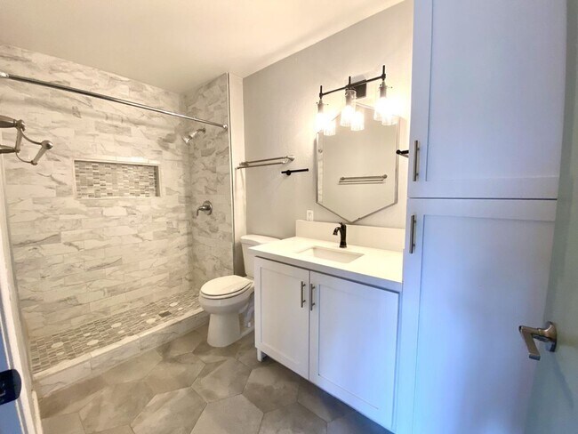 Building Photo - 1 Bedroom, 1 Bathroom condo in Friars Poin...