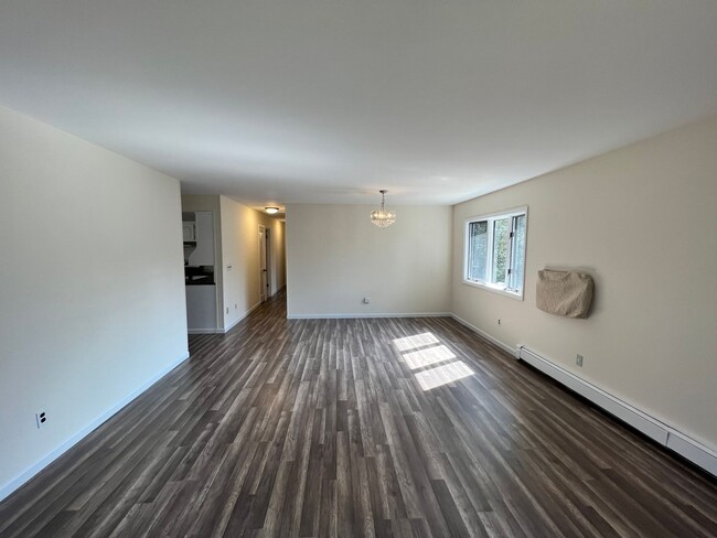 Building Photo - Terrific 3 Bed/2 Bath Home in Oyster Bay!