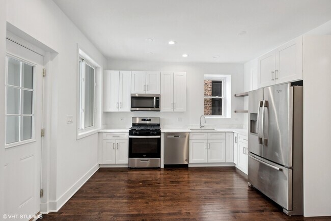 Foto del edificio - 2229 W Augusta Blvd