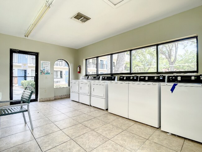 Foto del edificio - 5399 W Irlo Bronson Memorial Hwy