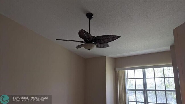 Foto del edificio - 3409 Lakeside Dr