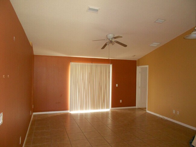 Foto del edificio - 3/2/2 with home with 1412 living sqft is c...