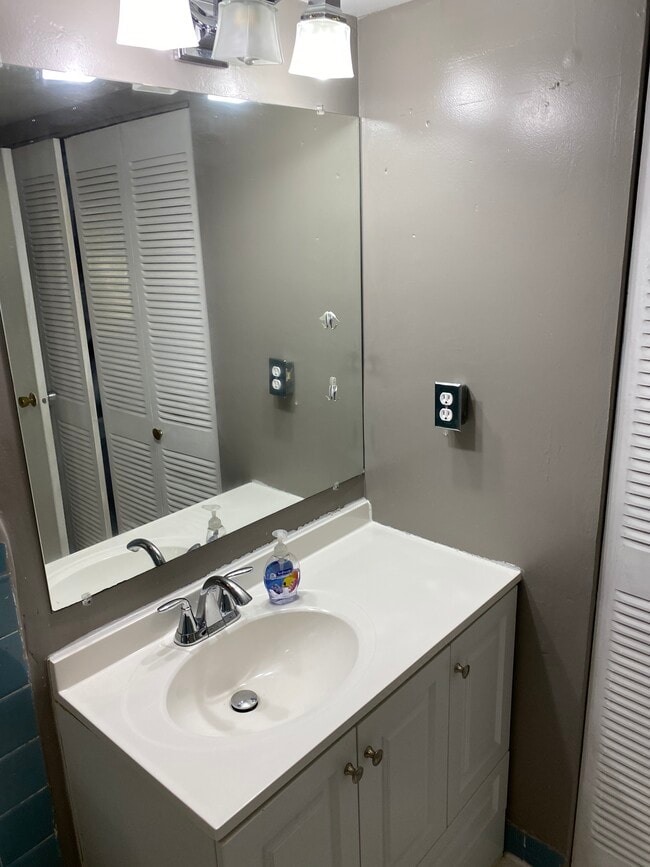 Building Photo - 922 24th St NW