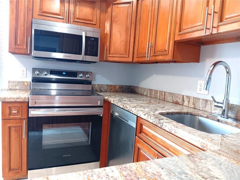 Foto principal - 2800 Georgia Ave