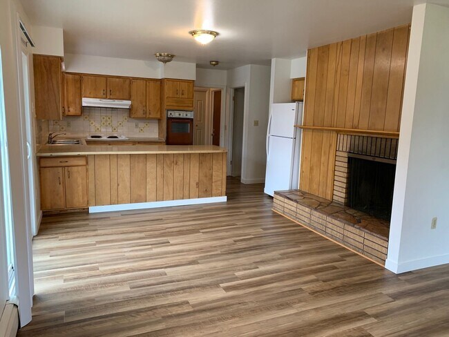 Building Photo - Spacious 6 Bedroom House - Blocks from Cam...
