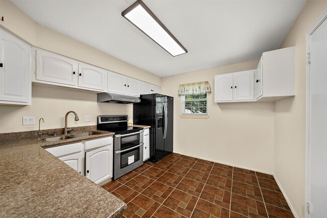 Building Photo - 12971 Trail Hollow Dr