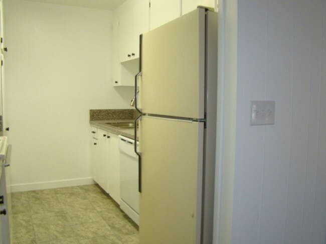 Building Photo - Townhouse 3 bedroom 2.5 bath, 2 car garage, new paint, new floors