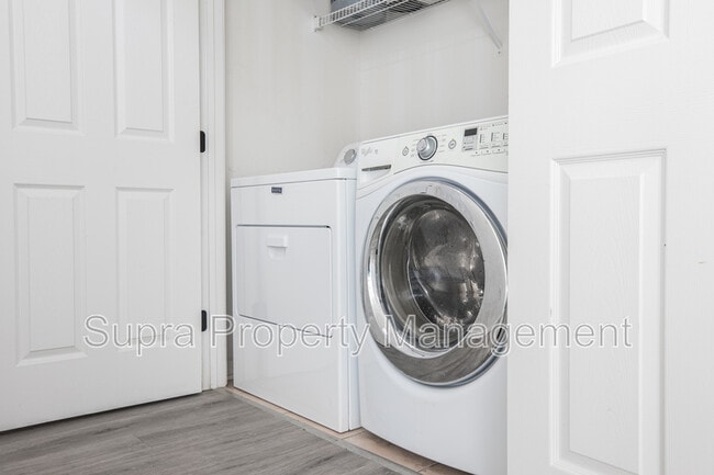 Foto del edificio - 7990 Baymeadows Rd E