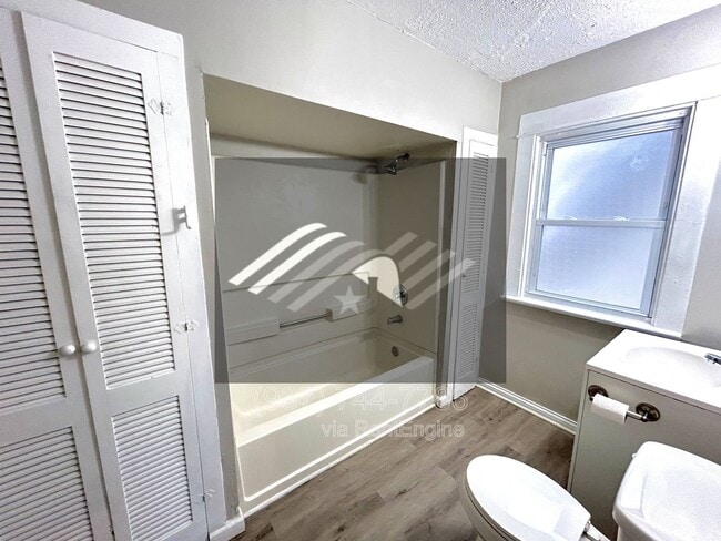 Building Photo - 2806 S Smithville Rd