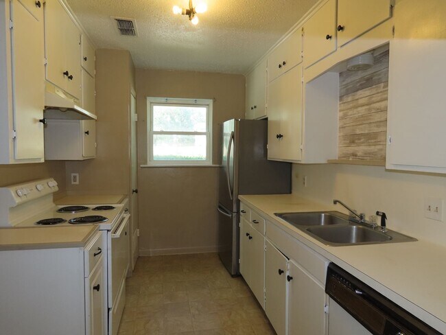 Foto del edificio - Quaint 2 Bedroom 1.5 Bath in a Country Set...