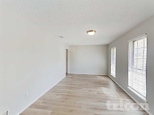 Building Photo - 835 Live Oak Dr