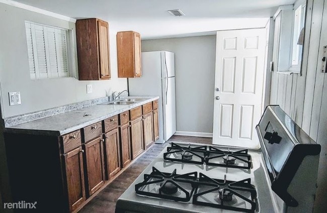 Building Photo - 653 S 69th St