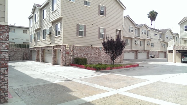 Building Photo - 9332 Somerset Blvd