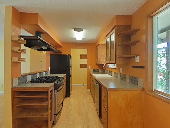 Foto del edificio - 3 Bedroom House ~ Centrally Located ~ Pet ...