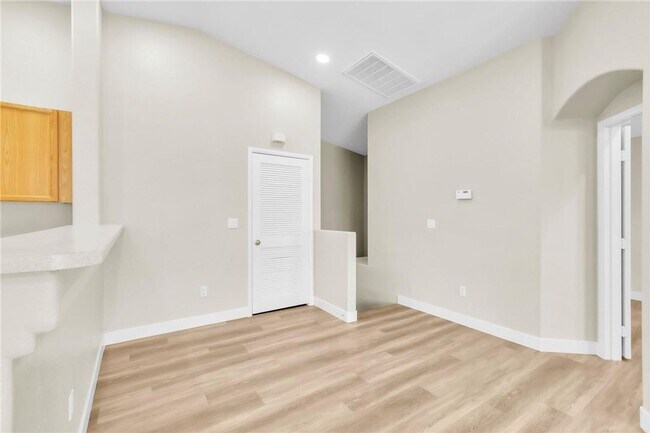 Foto del edificio - UPDATED 2 BED 2 BATH CONDO IN SOUTH ARLING...