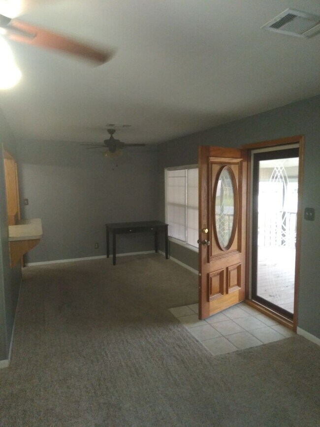 Building Photo - 2/2 Bath House PAISD School!