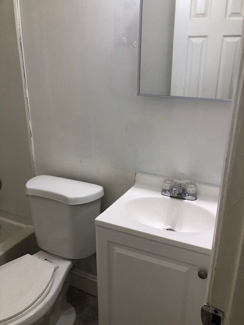 Baño - 1946 I St NE