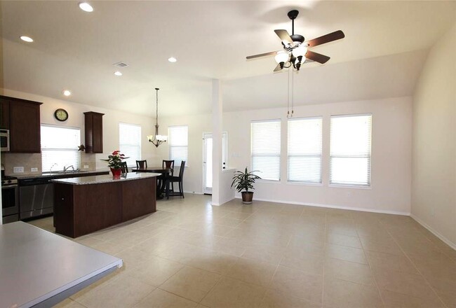 Foto del edificio - 2515 Golfcrest Dr