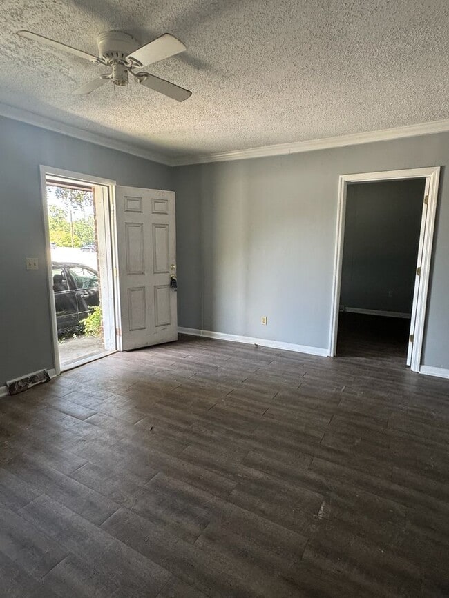 Building Photo - Charming Ranch Central Charleston