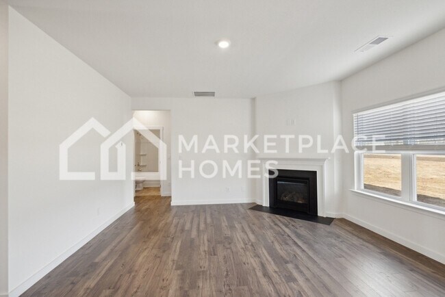 Building Photo - 3058 Highline Dr