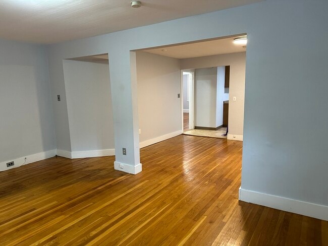 Building Photo - 18 Symmes St