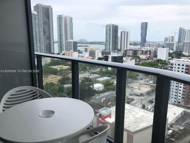 Foto del edificio - 121 NE 34th St