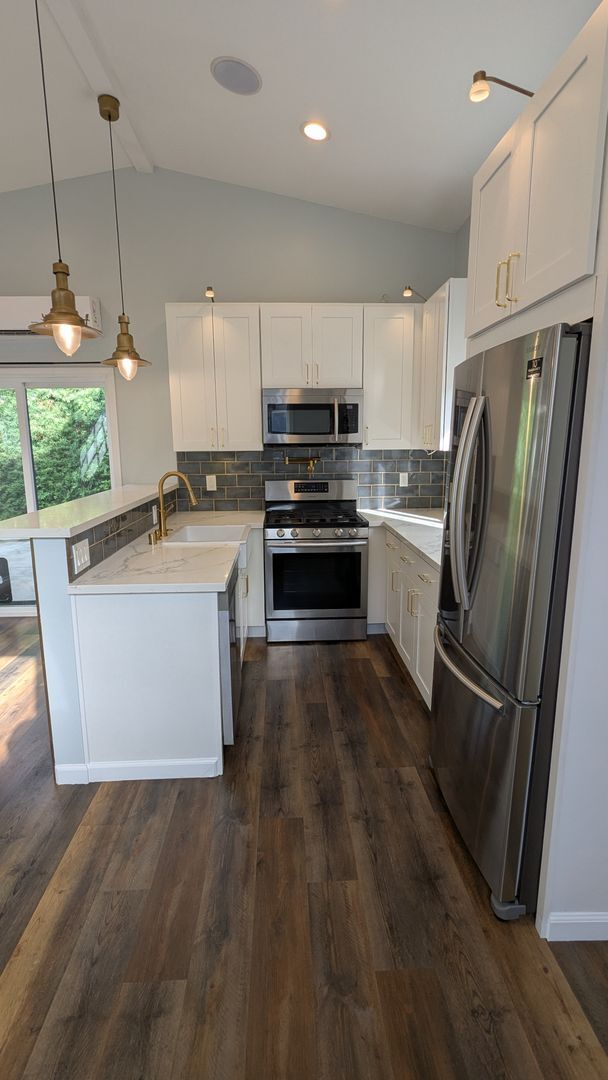 Foto del edificio - Private 1 Bed 1 Bath Back House with Yard ...