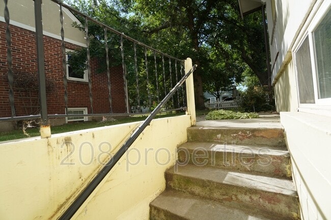 Building Photo - 2506 Woodlawn Ave