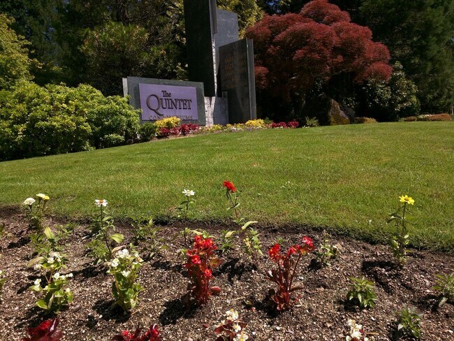Building Photo - Charming 3 Bedroom Condo at the Quintet in...