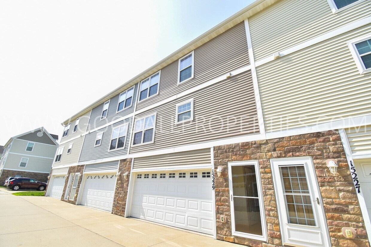 Foto principal - 2 bedroom 2 bath Urbandale Townhouse